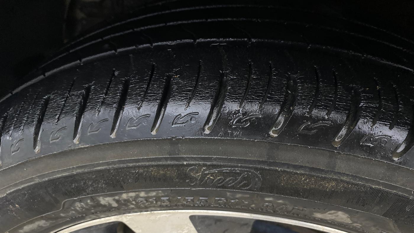 2020 Mahindra XUV300 W8 (O) 1.2 PETROL, Petrol, Manual, 26,537 km, Left Front Tyre Tread