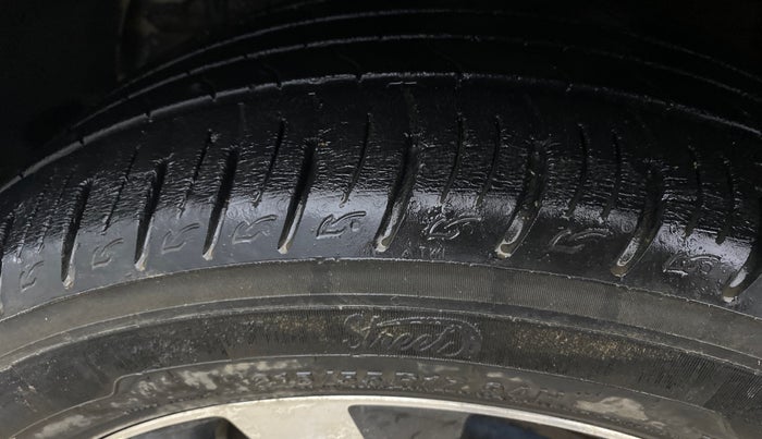 2020 Mahindra XUV300 W8 (O) 1.2 PETROL, Petrol, Manual, 26,537 km, Left Front Tyre Tread