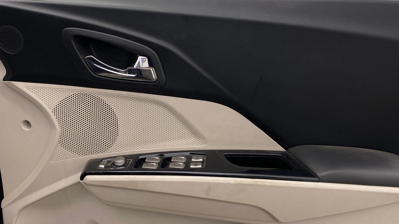 2020 Mahindra XUV300 W8 (O) 1.2 PETROL, Petrol, Manual, 26,537 km, Driver Side Door Panels Control
