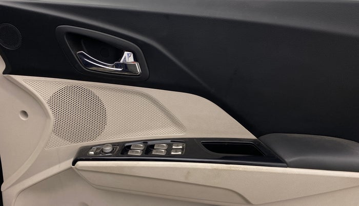 2020 Mahindra XUV300 W8 (O) 1.2 PETROL, Petrol, Manual, 26,537 km, Driver Side Door Panels Control