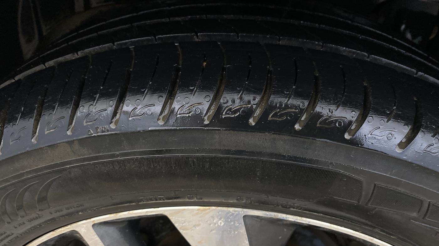 2020 Mahindra XUV300 W8 (O) 1.2 PETROL, Petrol, Manual, 26,537 km, Right Rear Tyre Tread