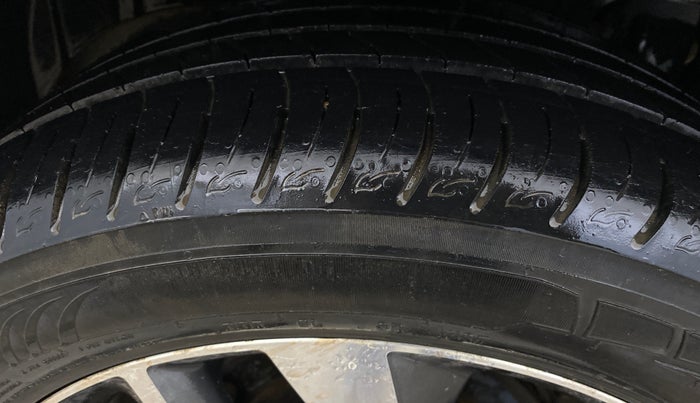 2020 Mahindra XUV300 W8 (O) 1.2 PETROL, Petrol, Manual, 26,537 km, Right Rear Tyre Tread