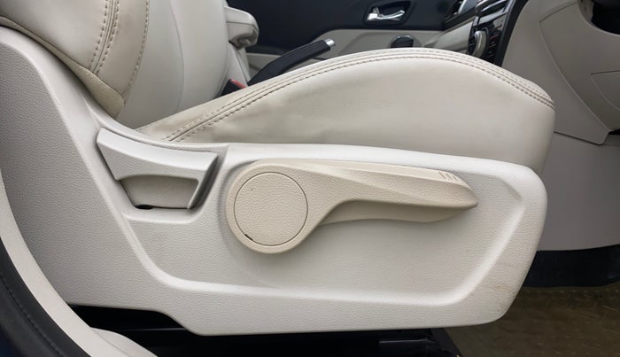 2021 Mahindra XUV300 W8 (O) 1.2 PETROL AMT, Petrol, Automatic, 78,608 km, Driver Side Adjustment Panel