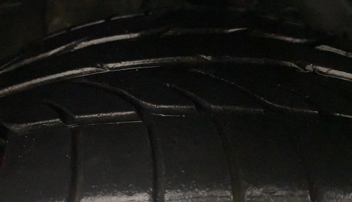 2013 Ford Ecosport TREND 1.5L DIESEL, Diesel, Manual, 1,36,475 km, Right Front Tyre Tread