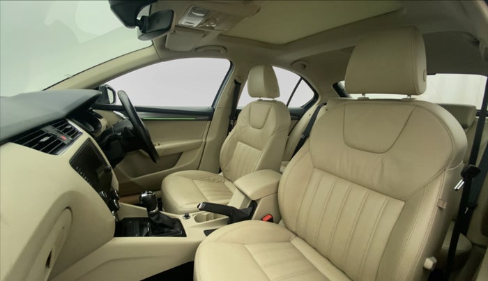 2017 Skoda Octavia STYLE PLUS AT 1.8 TSI, Petrol, Automatic, 80,119 km, Right Side Front Door Cabin