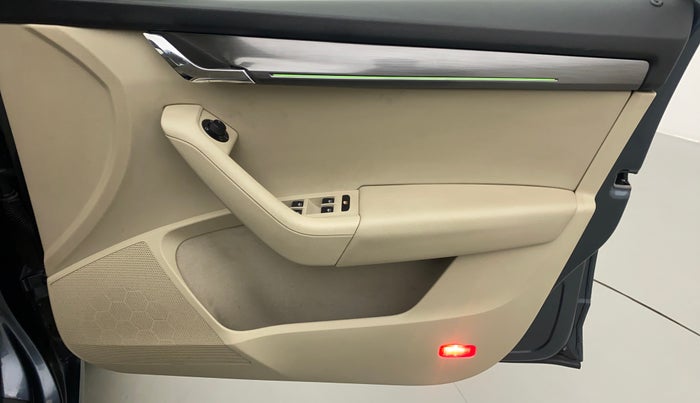 2017 Skoda Octavia STYLE PLUS AT 1.8 TSI, Petrol, Automatic, 80,119 km, Driver Side Door Panels Control