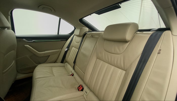 2017 Skoda Octavia STYLE PLUS AT 1.8 TSI, Petrol, Automatic, 80,119 km, Right Side Rear Door Cabin
