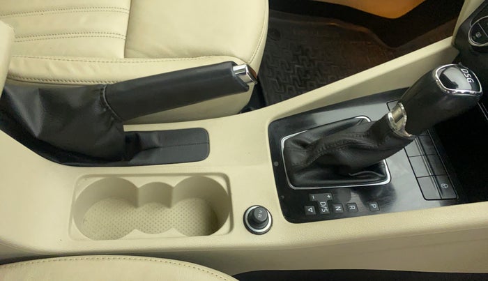 2017 Skoda Octavia STYLE PLUS AT 1.8 TSI, Petrol, Automatic, 80,119 km, Gear Lever