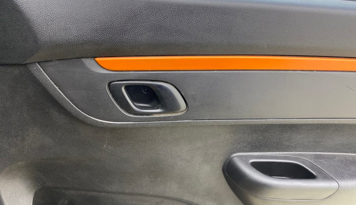 2017 Renault Kwid CLIMBER 1.0, Petrol, Manual, 75,069 km, Driver Side Door Panels Control