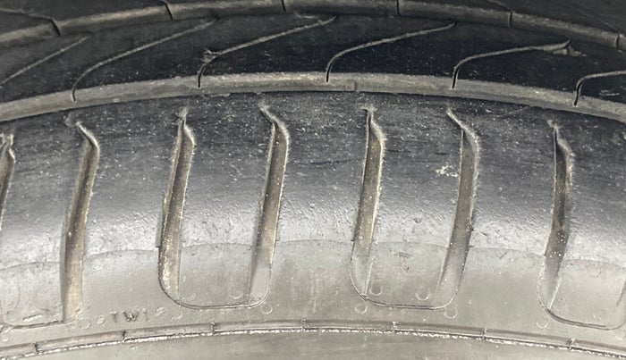 2021 Hyundai VENUE SX 1.5 CRDI, Diesel, Manual, 54,146 km, Right Front Tyre Tread