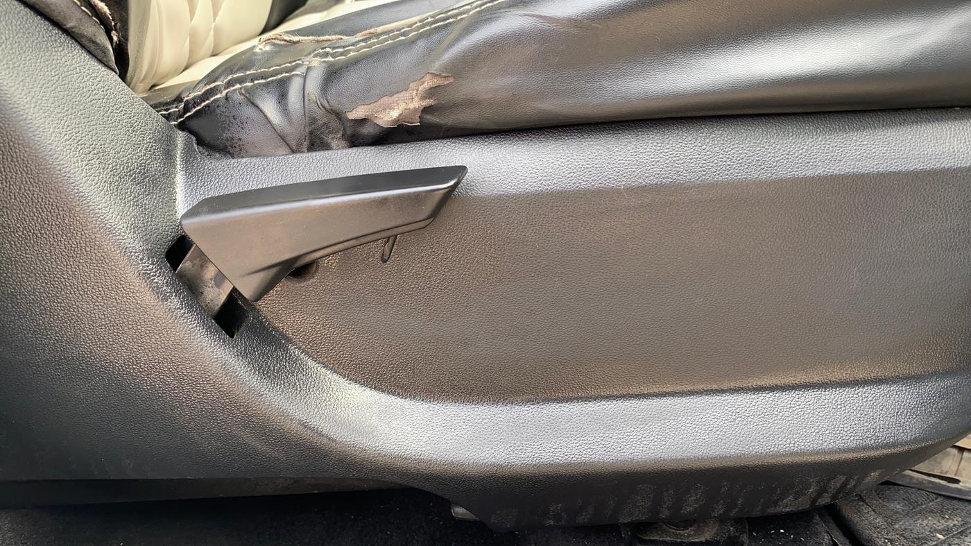 2020 Mahindra KUV 100 NXT K2+ P 6 STR, Petrol, Manual, 77,172 km, Driver Side Adjustment Panel