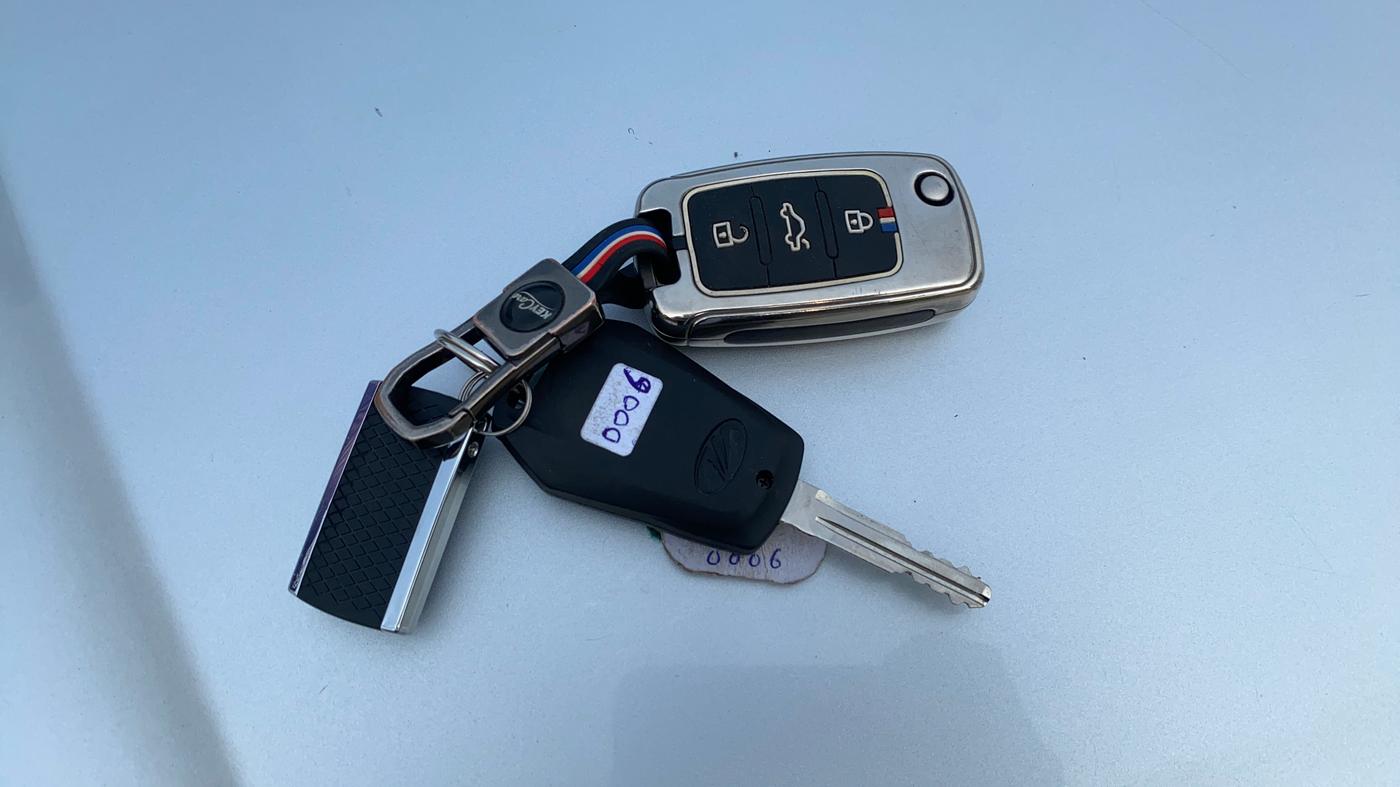 2020 Mahindra KUV 100 NXT K2+ P 6 STR, Petrol, Manual, 77,172 km, Key Close Up