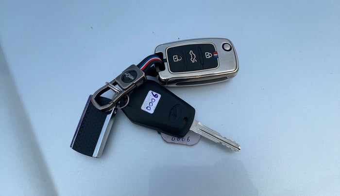 2020 Mahindra KUV 100 NXT K2+ P 6 STR, Petrol, Manual, 77,235 km, Key Close Up