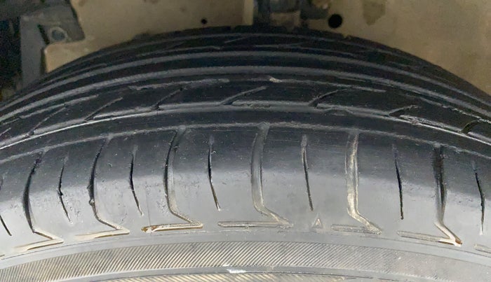 2014 Maruti Swift VXI D, Petrol, Manual, 63,283 km, Left Front Tyre Tread