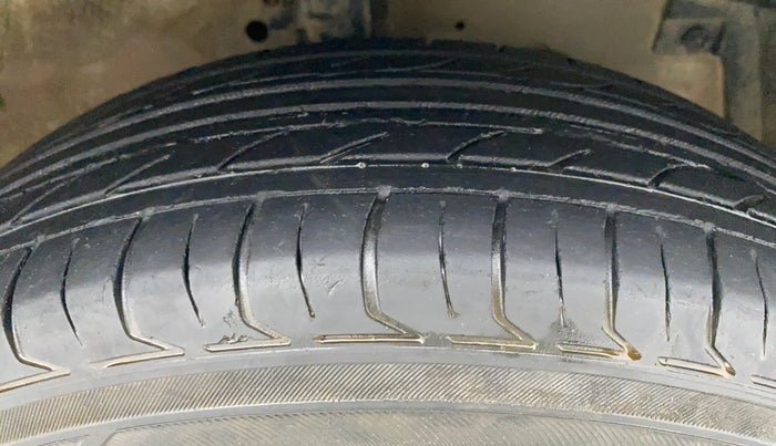 2014 Maruti Swift VXI D, Petrol, Manual, 63,283 km, Right Front Tyre Tread