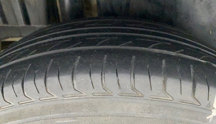 2014 Maruti Swift VXI D, Petrol, Manual, 63,283 km, Right Rear Tyre Tread