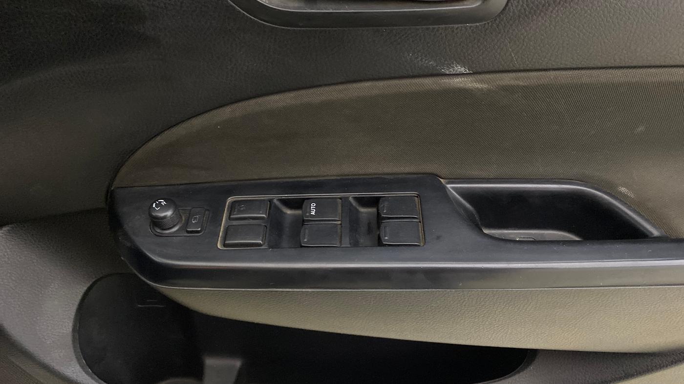 2016 Maruti Swift VXI, Petrol, Manual, 47,741 km, Driver Side Door Panels Control