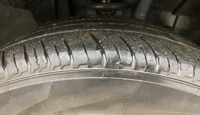 2021 Renault Kiger RXT AMT DUAL TONE, Petrol, Automatic, 38,623 km, Right Front Tyre Tread