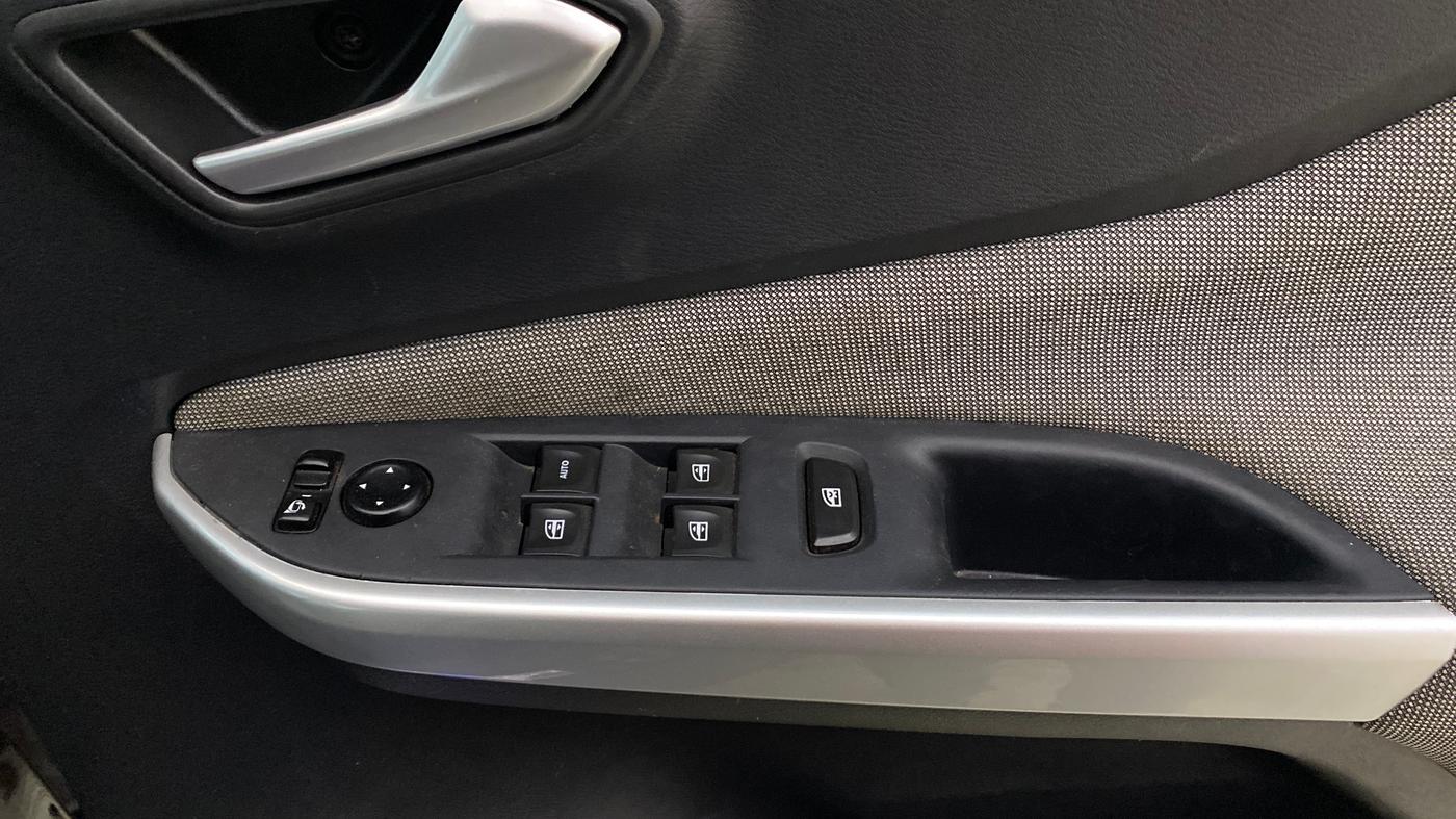 2021 Nissan MAGNITE XV MT, Petrol, Manual, 42,049 km, Driver Side Door Panels Control