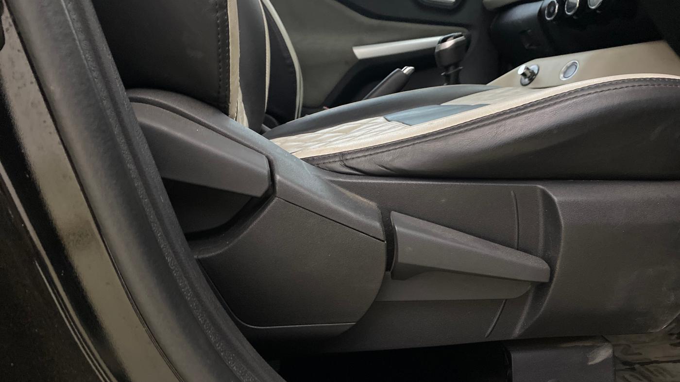 2021 Nissan MAGNITE XV MT, Petrol, Manual, 42,049 km, Driver Side Adjustment Panel