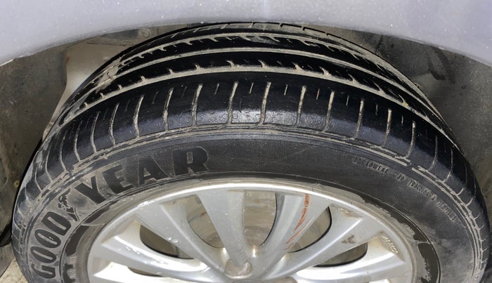 2015 Maruti Ciaz ZXI, Petrol, Manual, 96,632 km, Right Rear Tyre Tread