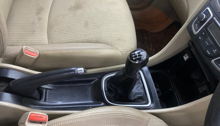 2015 Maruti Ciaz ZXI, Petrol, Manual, 96,632 km, Gear Lever