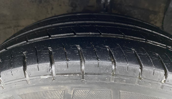 2014 Hyundai Xcent S 1.2, CNG, Manual, 65,963 km, Right Front Tyre Tread