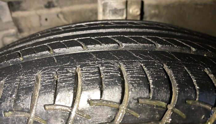 2015 Maruti Ciaz VXI, Petrol, Manual, 34,738 km, Left Front Tyre Tread