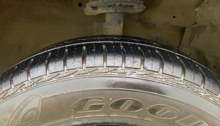 2017 Maruti Swift LXI (O), Petrol, Manual, 75,068 km, Right Front Tyre Tread