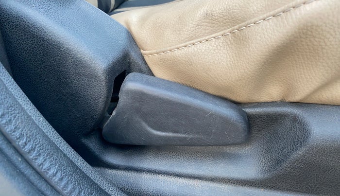 2022 Renault Kwid RXT 1.0 (O), Petrol, Manual, 49,467 km, Driver Side Adjustment Panel