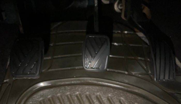 2014 Maruti Swift VXI, Petrol, Manual, 49,566 km, Pedals