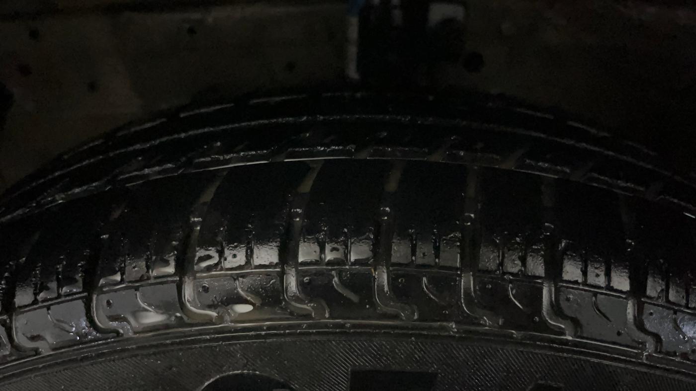2014 Maruti Swift VXI, Petrol, Manual, 49,691 km, Left Front Tyre Tread