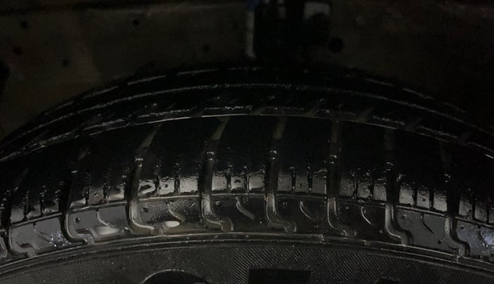 2014 Maruti Swift VXI, Petrol, Manual, 49,566 km, Left Front Tyre Tread