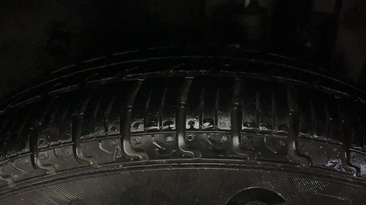 2014 Maruti Swift VXI, Petrol, Manual, 49,691 km, Left Rear Tyre Tread