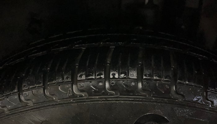 2014 Maruti Swift VXI, Petrol, Manual, 49,566 km, Left Rear Tyre Tread