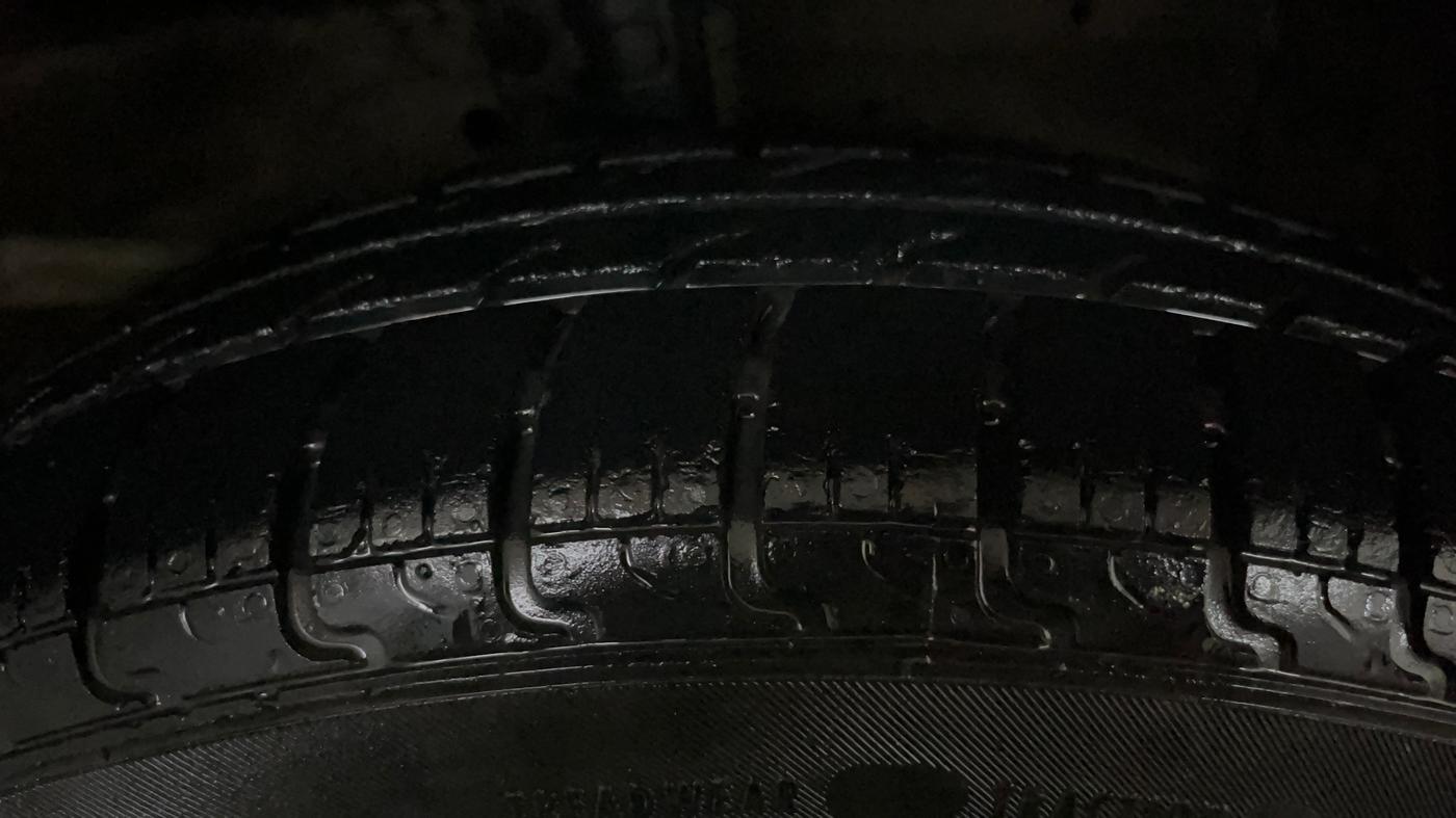 2014 Maruti Swift VXI, Petrol, Manual, 49,691 km, Right Front Tyre Tread