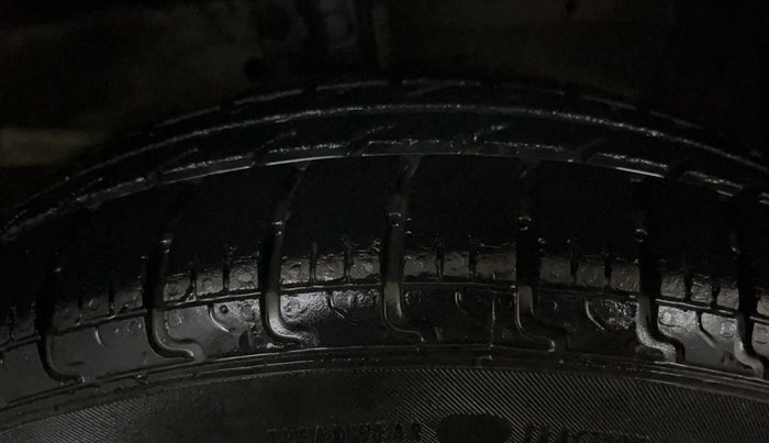 2014 Maruti Swift VXI, Petrol, Manual, 49,566 km, Right Front Tyre Tread
