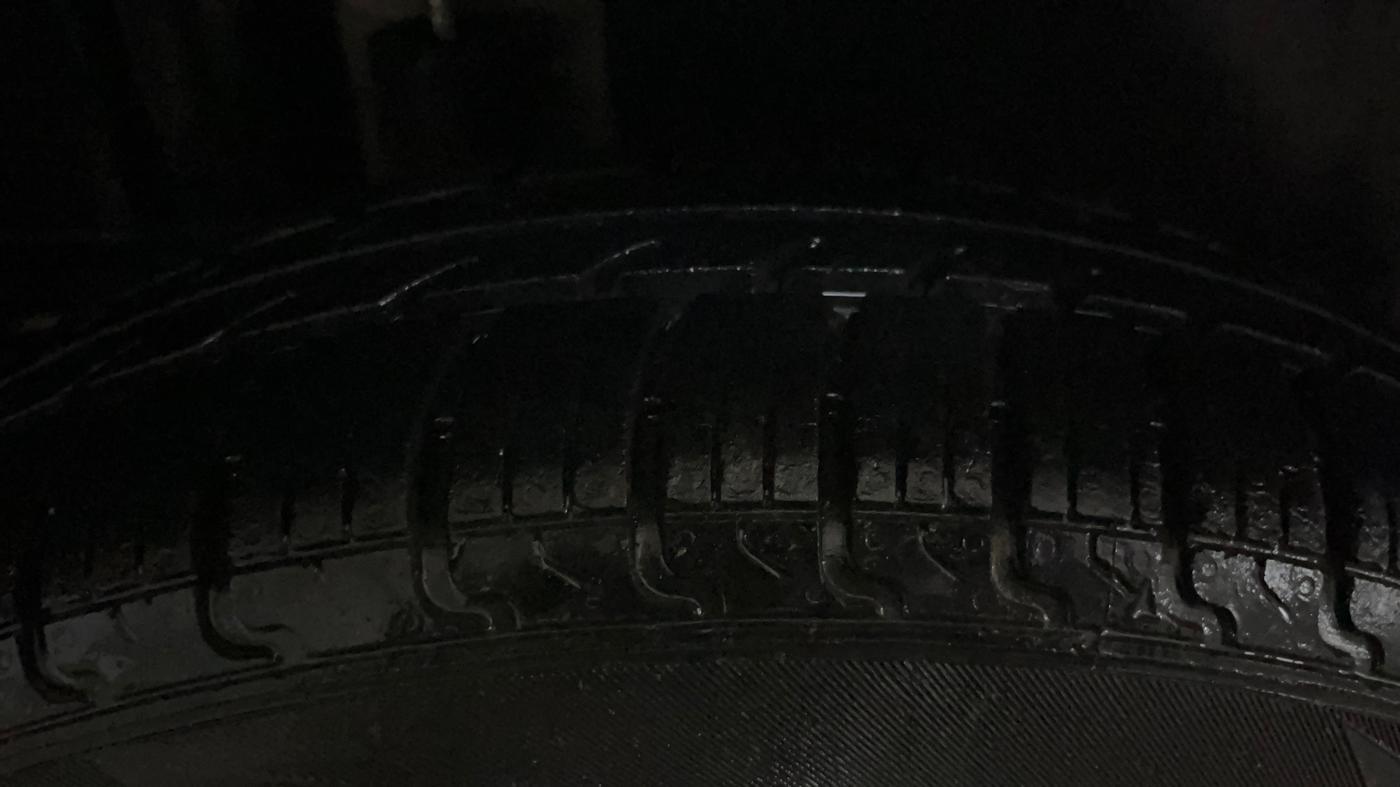 2014 Maruti Swift VXI, Petrol, Manual, 49,691 km, Right Rear Tyre Tread