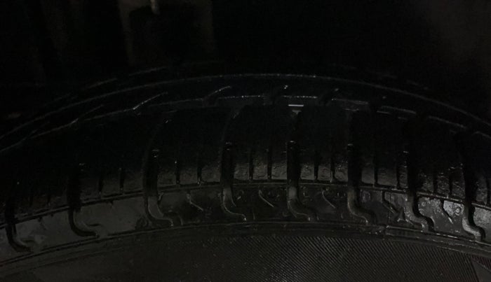 2014 Maruti Swift VXI, Petrol, Manual, 49,566 km, Right Rear Tyre Tread