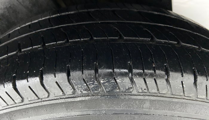 2013 Maruti Swift LXI D, Petrol, Manual, 99,933 km, Left Rear Tyre Tread