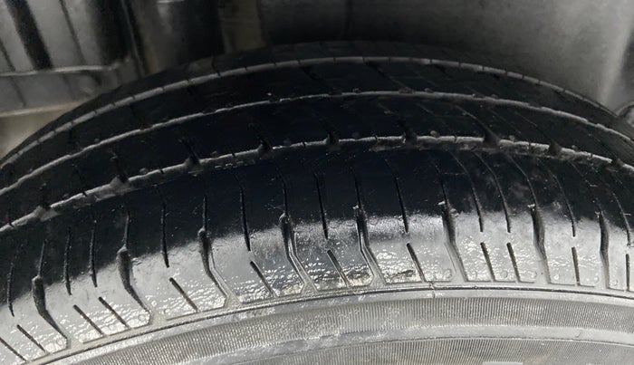 2013 Maruti Swift LXI D, Petrol, Manual, 99,933 km, Right Rear Tyre Tread