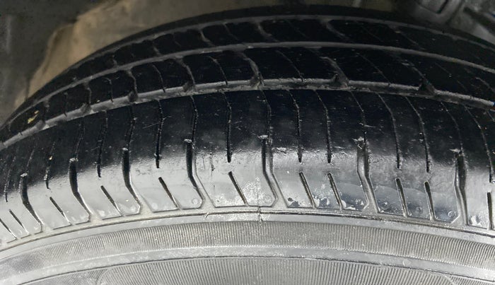 2013 Maruti Swift LXI D, Petrol, Manual, 99,933 km, Right Front Tyre Tread