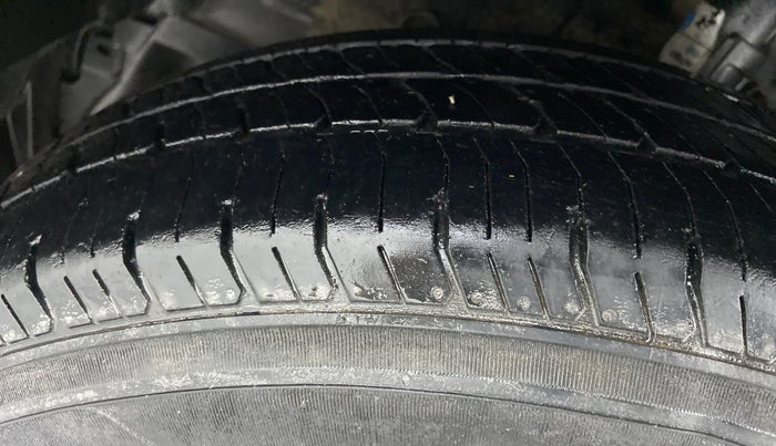 2013 Maruti Swift LXI D, Petrol, Manual, 99,933 km, Left Front Tyre Tread