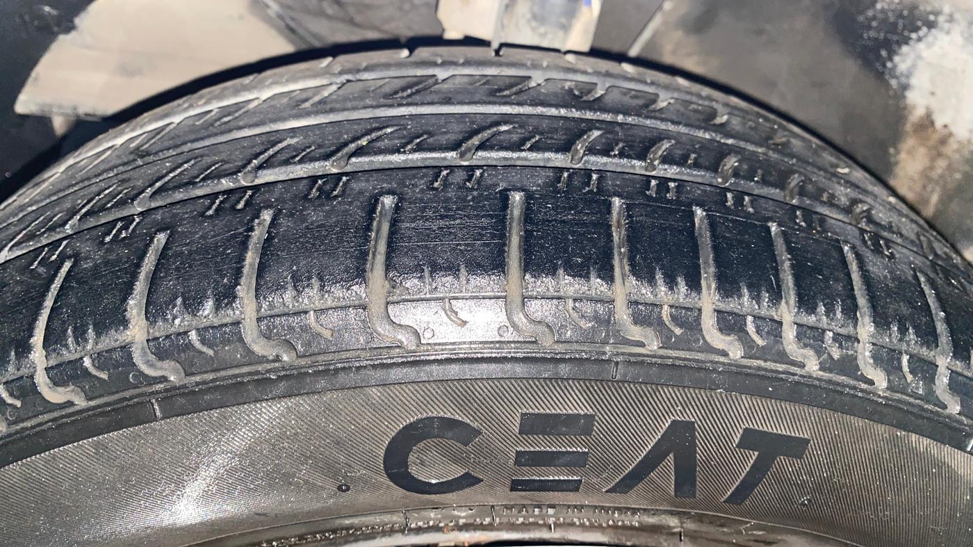 2021 Maruti Baleno DELTA PETROL 1.2, Petrol, Manual, 33,328 km, Left Front Tyre Tread
