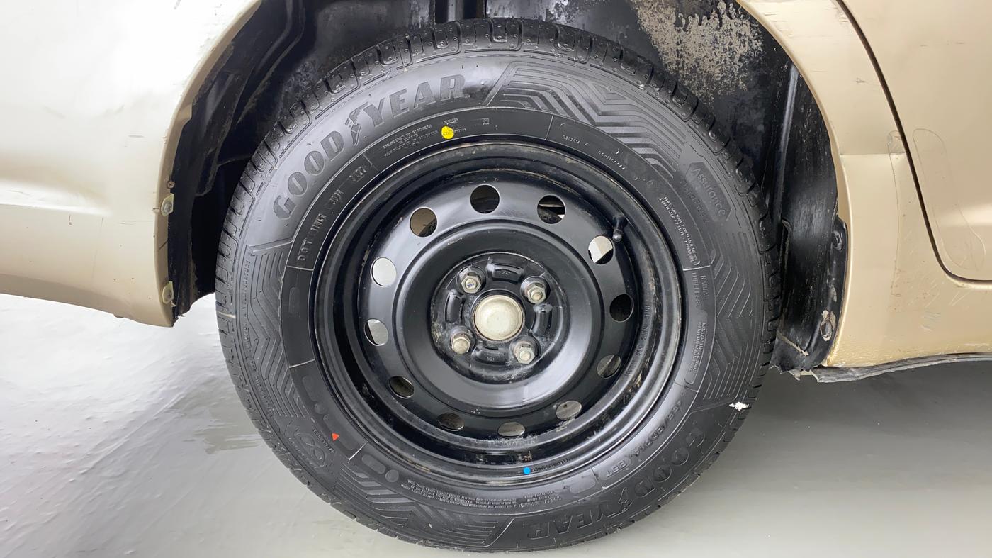 2010 Maruti Swift Dzire VXI, Petrol, Manual, 29,975 km, Right Rear Wheel
