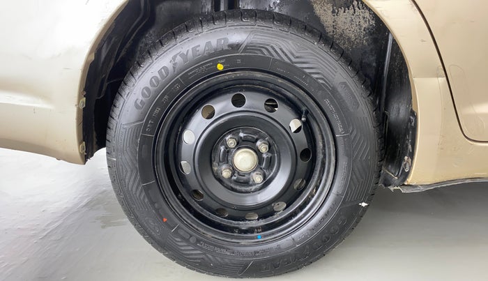 2010 Maruti Swift Dzire VXI, Petrol, Manual, 29,975 km, Right Rear Wheel