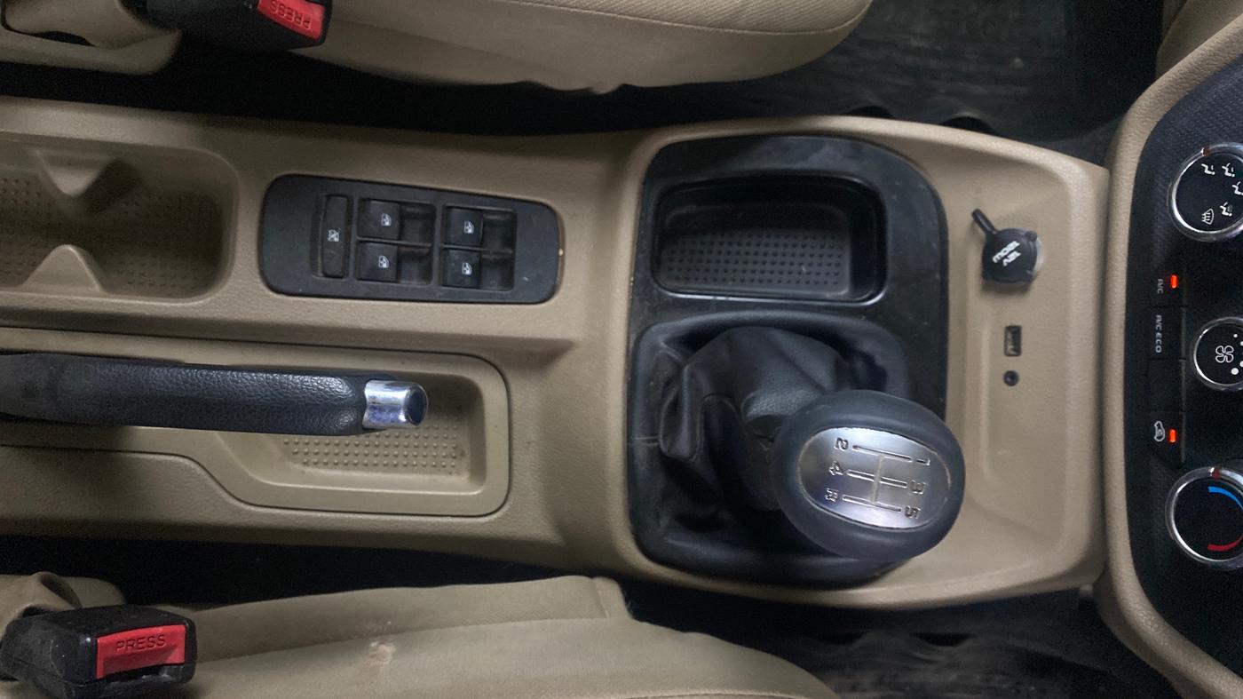 2015 Mahindra TUV300 T8, Diesel, Manual, 61,827 km, Gear Lever