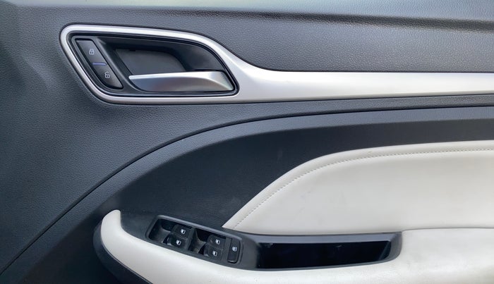 2022 MG ASTOR SHARP EX 1.5 MT, Petrol, Manual, 24,790 km, Driver Side Door Panels Control