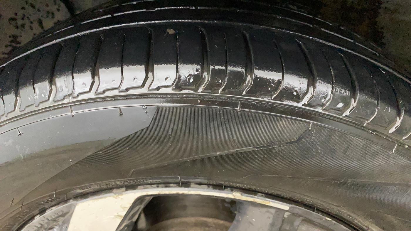 2020 Hyundai VENUE SX 1.0 TURBO, Petrol, Manual, 400 km, Left Front Tyre Tread