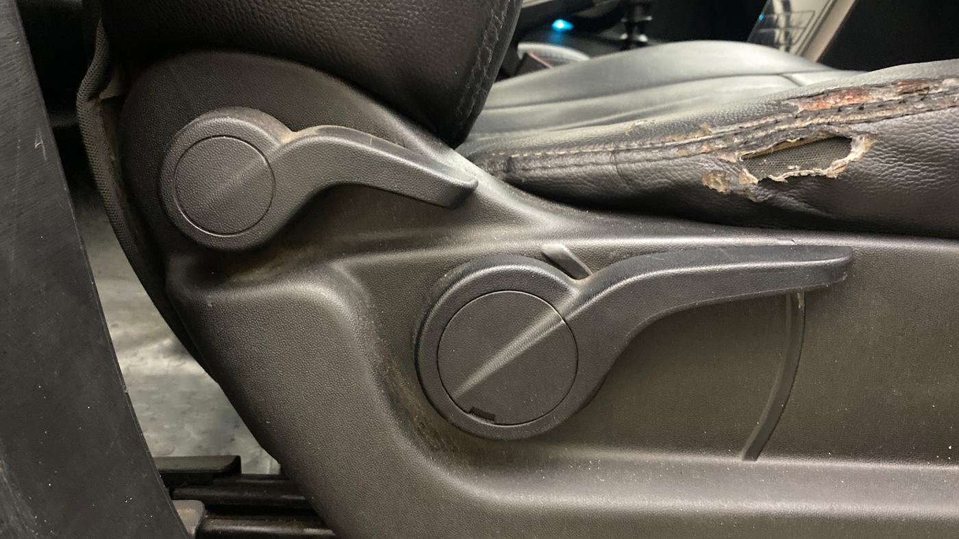 2019 Mahindra XUV500 W7, Diesel, Manual, 1,40,404 km, Driver Side Adjustment Panel